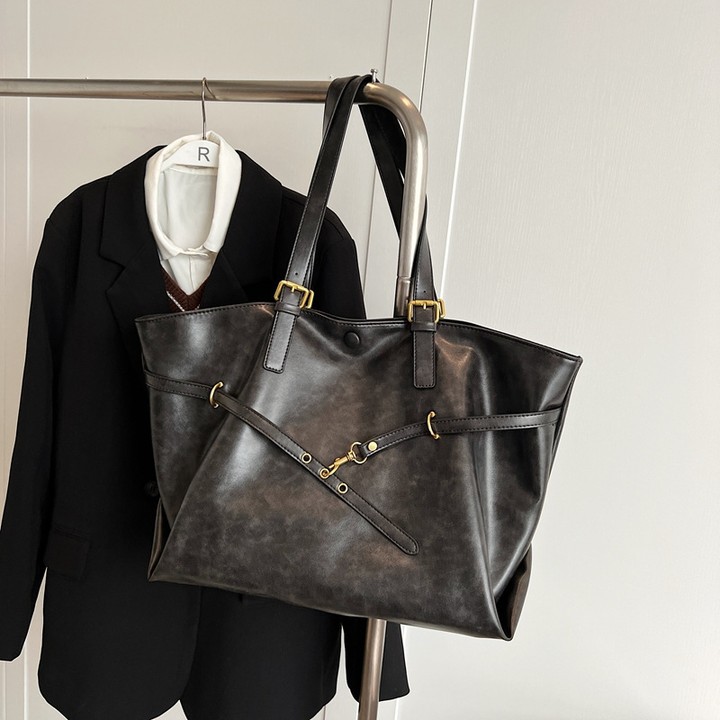 Tired of heavy bags? 😩 Our feather-light (0.39kg) PU shoulder bag fits your 15" laptop & all essentials! Stylish, spacious, and only $44.99. Available in vintage brown & black. Grab yours today! ✨ #shopdecimals #handbag #fashion #women #ladiesfashion #viral #trend

🔗 Discover more: https://shopdecimals.com.ng/womens-large-capacity-retro-brown-shoulder-bag-shopdecimals/
