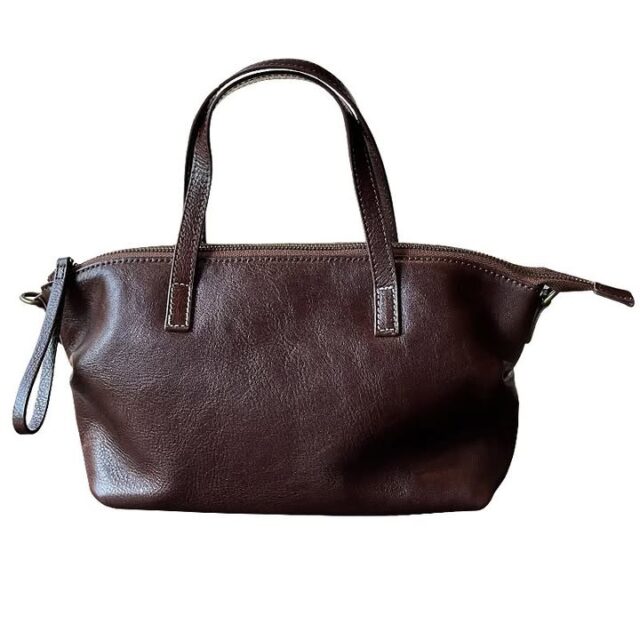 Urban Minimalist Cowhide Crossbody Bag – Medium‑Soft, Wrinkled Texture Keeps Essentials Secure & Stylish, Lightweight 0.45 kg, Double Strap – Shopdecimals
Product Information:Lining material: Polyester-cotton Suitable occasion: Everyday wear Colors: Black, Coffee, Beige, Warm Brown, Avocado Green Exterior pocket type: Three-dimensional pocket Leather characteristic: Full-grain cowhide Hardness: Medium-soft Material: Genuine leather Bag shape: Dumpling-shaped Internal structure: Zippered hidden pocket, ID card pocket Trendy element: Pleats Style: Urban minimalism Shoulder strap quantity: Double shoulder strapsPackage List:Crossbody Bag *1PC

Stay organized hands‑free while looking sophisticated; the lightweight 0.45 kg cowhide crossbody frees your arms and fits comfortably against your body. Its 250 mm length and textured finish keep essentials secure and stylish—discover how this bag elevates everyday travel.

https://shopdecimals.com.ng/cowhide-tree-bark-textured-wrinkled-single-shoulder-crossbody-bag-shopdecimals/