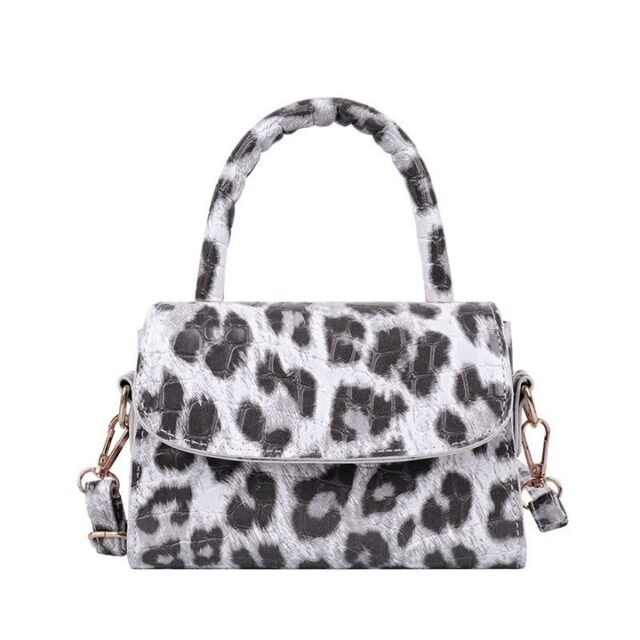 Ultra‑Light 0.30 kg Baguette Handbag – Spacious 170×120×75 mm Interior, Retro Moto Style – Shopdecimals
Product Information:Style: Women's shoulder bagFabric texture: PULining texture: synthetic leatherBag shape: horizontal squareTrendy luggage style: motorcycle bagOpening method: zipperPopular elements: retroBag internal structure: sandwich zipper bagStrap root number: singlePackage List:Bag*1

Carry every essential without fatigue thanks to the ultra‑light 0.30 kg construction, while the spacious 170 cm × 120 cm × 75 cm interior keeps your items organized in vibrant color options. Discover how this bag transforms daily errands into effortless style.

https://shopdecimals.com.ng/product/fashion-simple-baguette/
